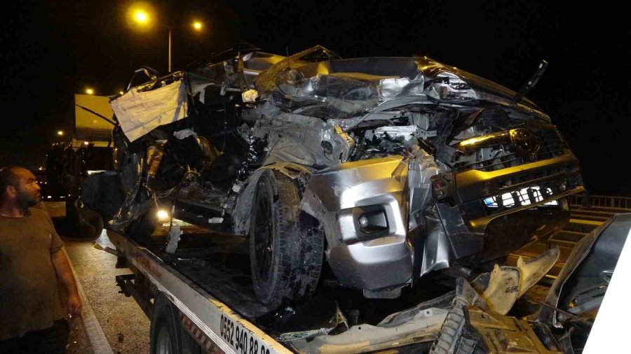 Antalya’da Kamyonla Çarpışan Pikap Hurdaya Döndü: 1 Yaralı