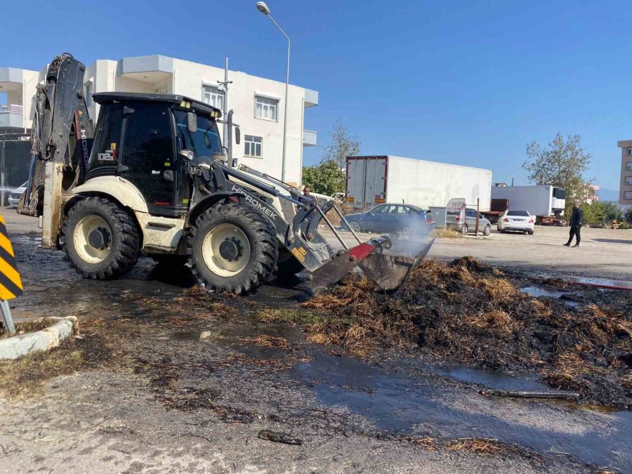 Antalya’da Seyir Halindeki Traktörde Saman Balyaları Alev Alev Yandı