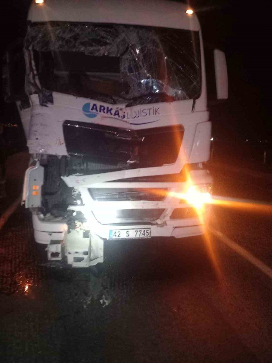 Tır Traktöre Bağlı Tarım Makinesine Çarptı: 1 Yaralı