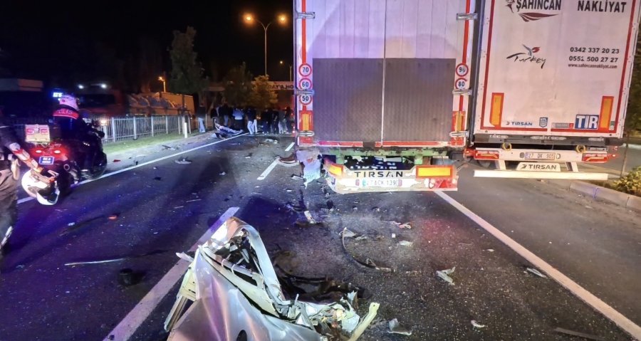 Otomobil Tıra Arkadan Çarptı: 1 Ölü 1 Ağır Yaralı