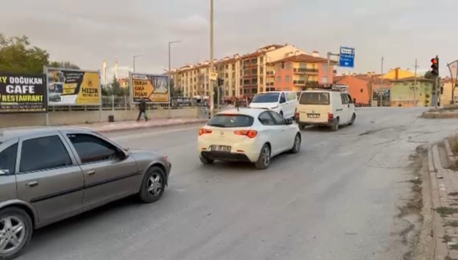 Tırın Dorse Kapağı Açıldı, Kırmızı Işıkta Bekleyen Otomobil Kıl Payı Kurtuldu