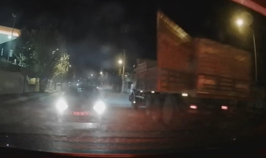 Tırın Dorse Kapağı Açıldı, Kırmızı Işıkta Bekleyen Otomobil Kıl Payı Kurtuldu