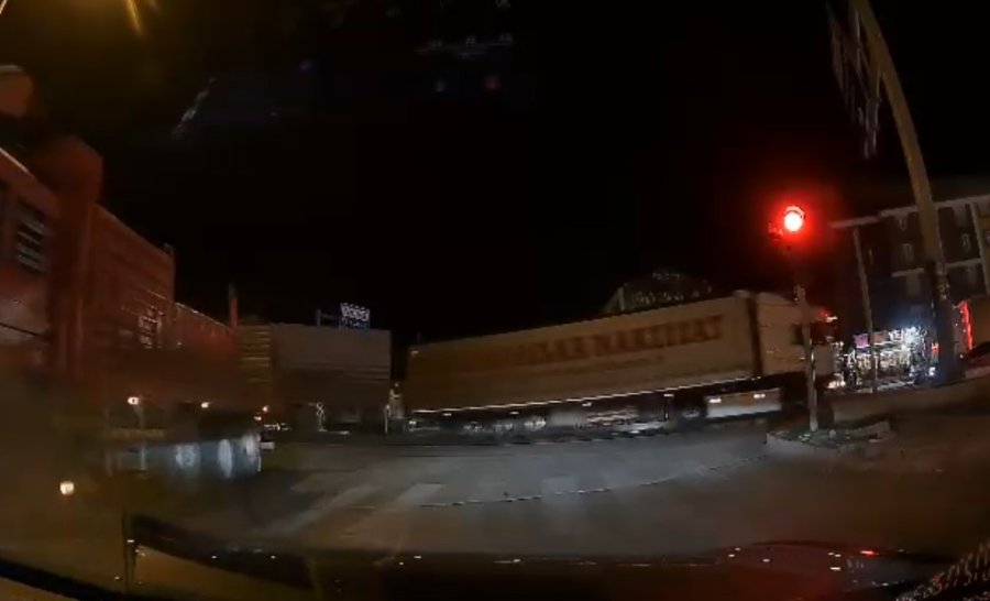 Tırın Dorse Kapağı Açıldı, Kırmızı Işıkta Bekleyen Otomobil Kıl Payı Kurtuldu