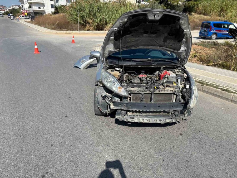 Manavgat’ta Otomobiller Çarpıştı: 2 Yaralı