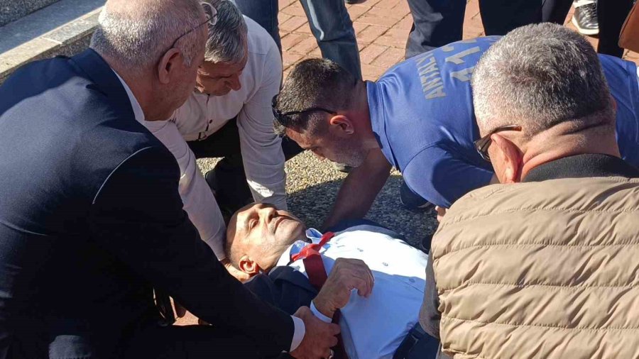 Muhtarlar Günü’nde Kürsüde Konuşan Muhtar Baygınlık Geçirdi