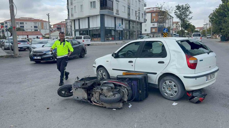 Motosiklet İle Otomobil Çarpıştı: 1 Yaralı