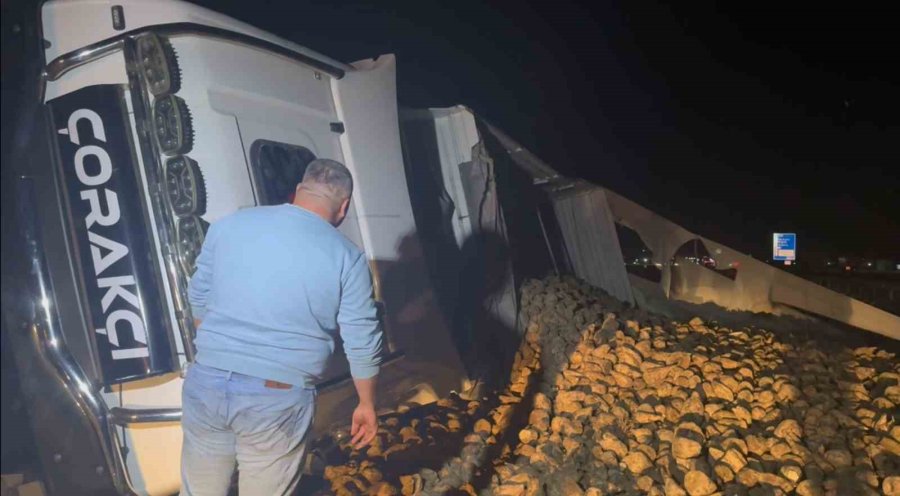 Köpeğe Çarpmamak İçin Sürücüsünün Manevra Yaptığı Pancar Yüklü Tır Refüje Devrildi