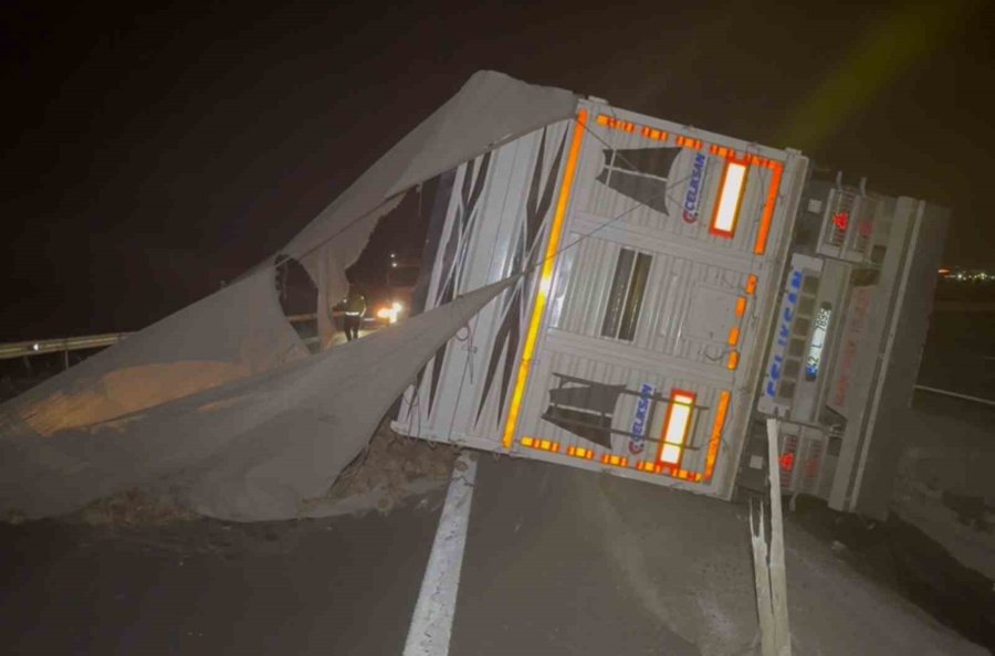 Köpeğe Çarpmamak İçin Sürücüsünün Manevra Yaptığı Pancar Yüklü Tır Refüje Devrildi