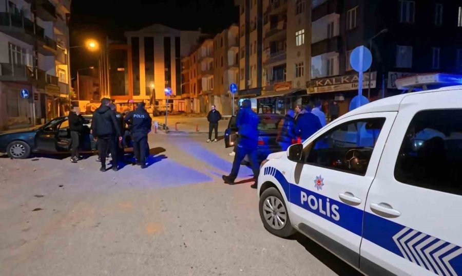 Tükürük Yüzünden Kavga Çıktı, Alkollü Şahsı Yakınları Bile Sakinleştiremedi