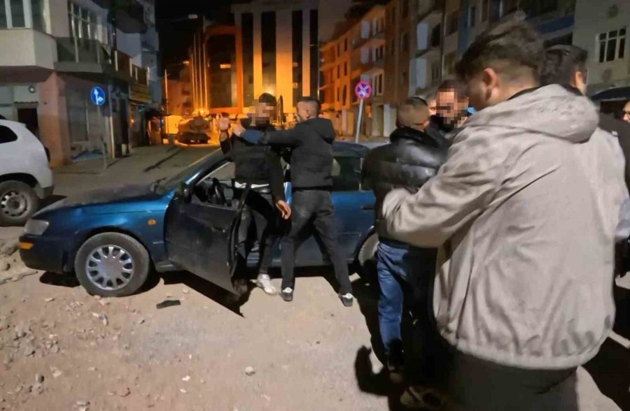 Tükürük Yüzünden Kavga Çıktı, Alkollü Şahsı Yakınları Bile Sakinleştiremedi