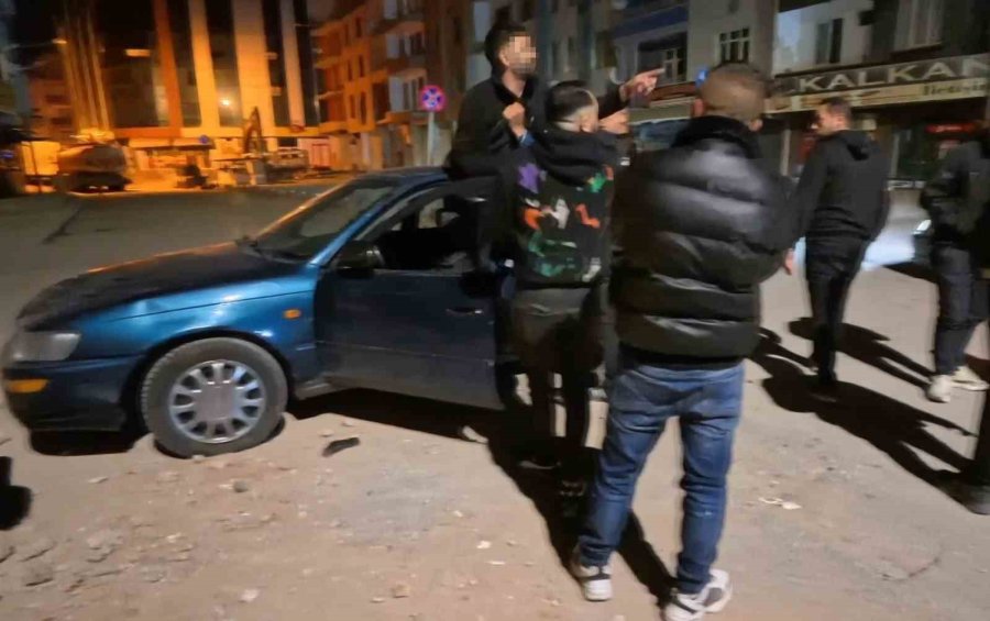 Tükürük Yüzünden Kavga Çıktı, Alkollü Şahsı Yakınları Bile Sakinleştiremedi