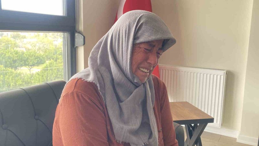 Oğlu Bıçaklanarak Öldürülen Anne Gözyaşları İçinde Adalet İstedi: "tarla Gibi Yapmış Oğlumu"