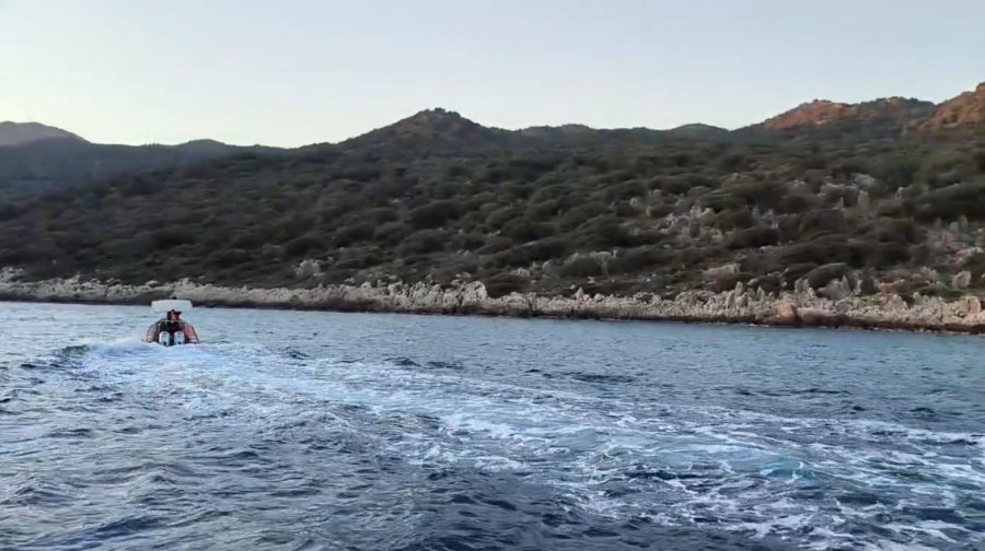 Antalya’da Kayalıklarda Mahsur Kalan Alman Turisti Sahil Güvenlik Ekipleri Kurtardı