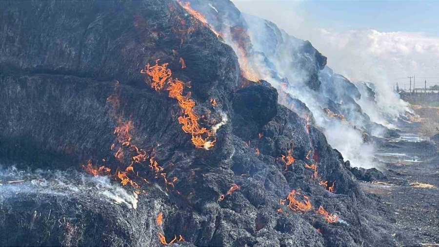 Karaman’da 300 Ton Saman Balyası Kül Oldu