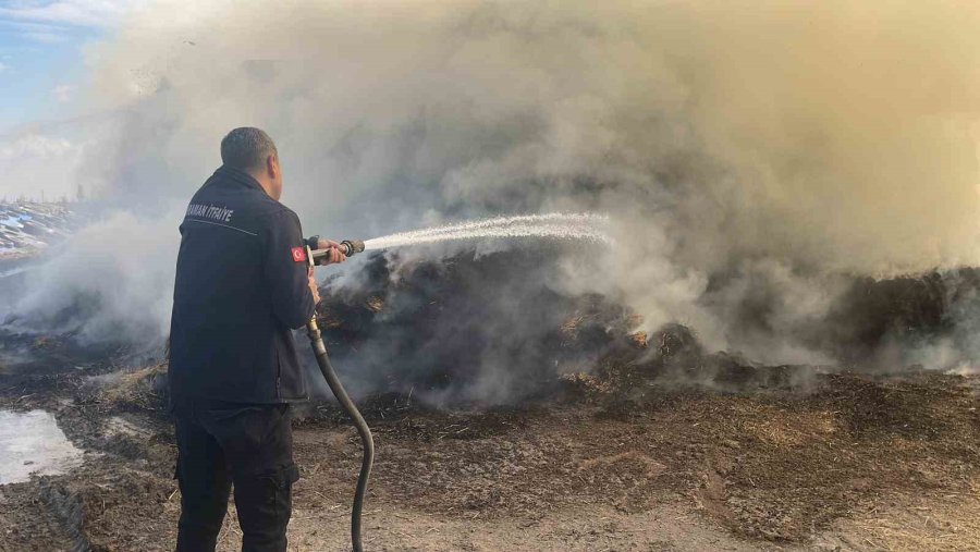 Karaman’da 300 Ton Saman Balyası Kül Oldu