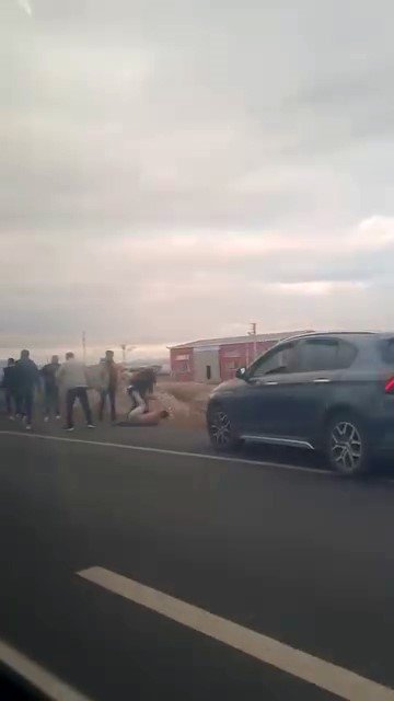 Aksaray’da Polis Cenazesi Sırasında Konvoya Saldırı: 4 Yaralı