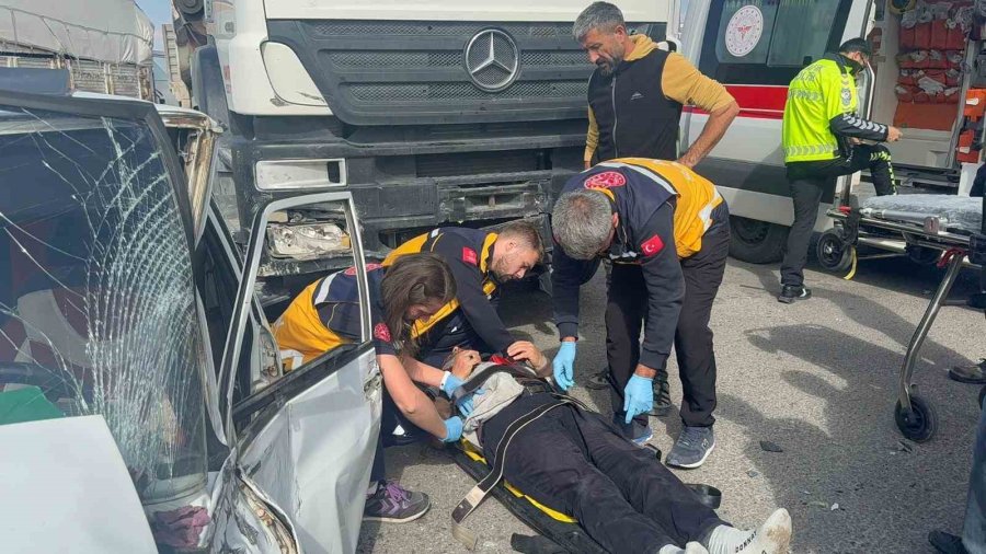 Aksaray’da Otomobil İle Tır Çarpıştı: 1 Ağır Yaralı