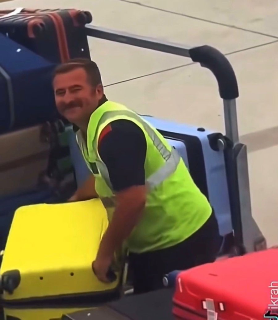 Uçağa Valizleri Yüklerken Sempatik Tavırlarıyla Meşhur Oldu, O Anlar Milyonlarca Kez İzlendi