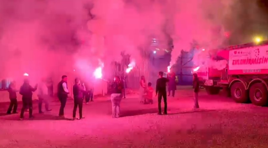 Orman İşçisi Arazözle Evlilik Teklifi Yaptı