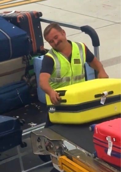 Uçağa Valizleri Yüklerken Sempatik Tavırlarıyla Meşhur Oldu, O Anlar Milyonlarca Kez İzlendi