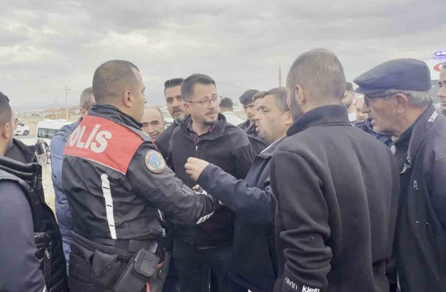 Aksaray’da Polis Cenazesi Sırasında Konvoya Saldırı: 4 Yaralı