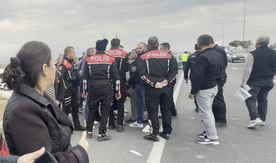 Aksaray’da Polis Cenazesi Sırasında Konvoya Saldırı: 4 Yaralı