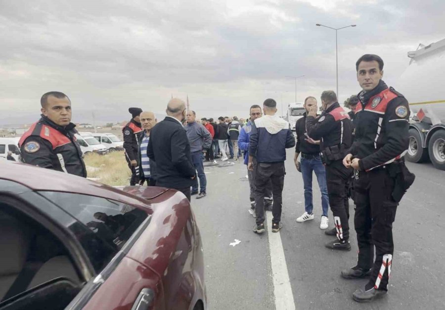 Aksaray’da Polis Cenazesi Sırasında Konvoya Saldırı: 4 Yaralı