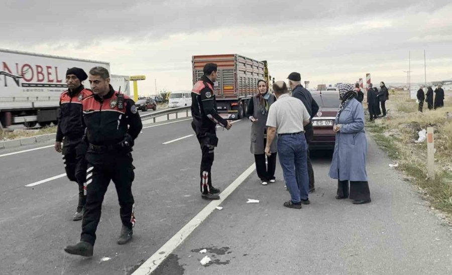 Aksaray’da Polis Cenazesi Sırasında Konvoya Saldırı: 4 Yaralı