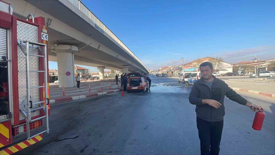 Alev Alan Lpg’li Otomobile İlk Müdahaleyi Polis Ekibi Yaptı