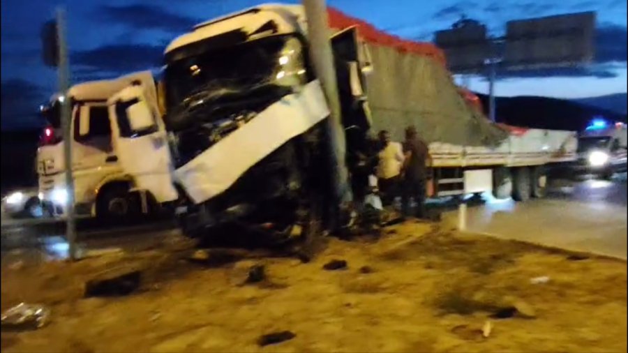 Tır İle Hafif Ticari Araç Çarpıştı: 2 Yaralı