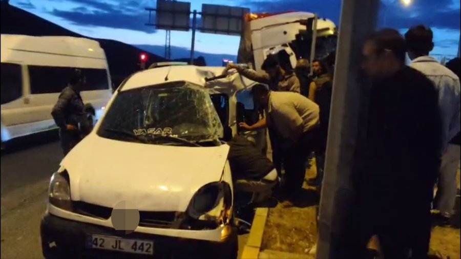 Tır İle Hafif Ticari Araç Çarpıştı: 2 Yaralı