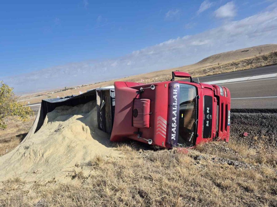 Kontrolden Çıkan Tır Devrildi, Sürücü Hafif Yaralandı