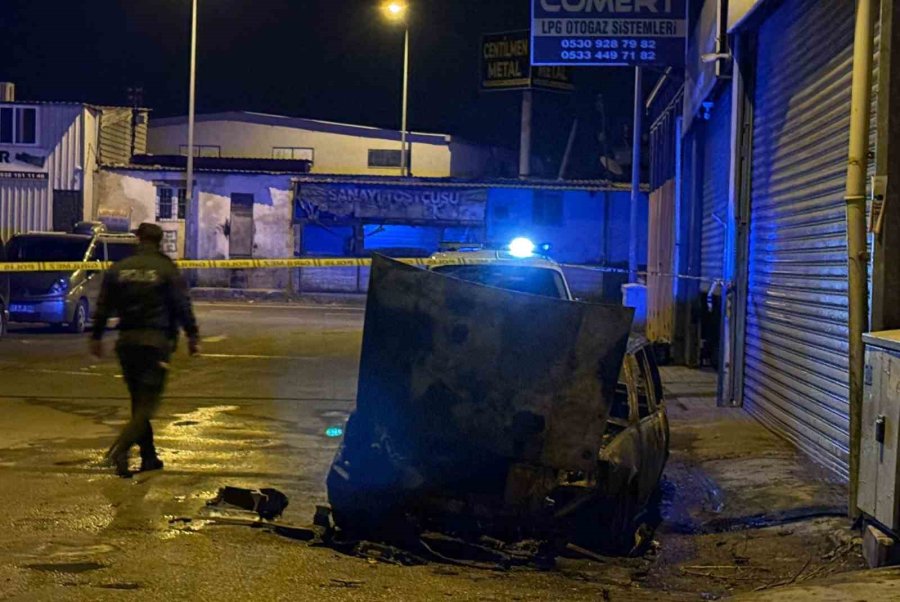 Mersin’de Sanayi Sitesinde Park Halindeki 5 Araç Kundaklandı