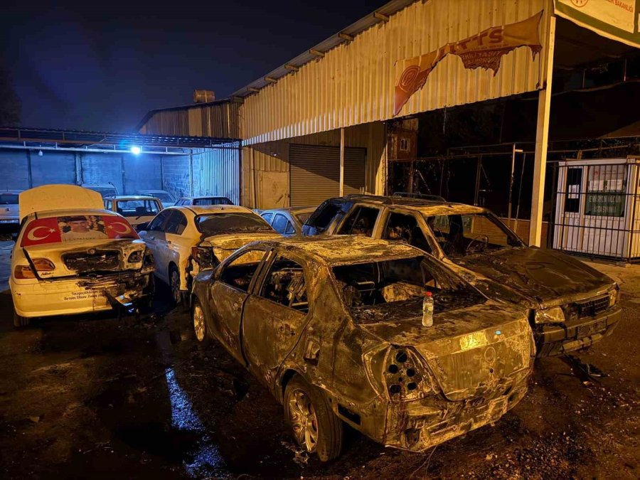 Mersin’de Sanayi Sitesinde Park Halindeki 5 Araç Kundaklandı