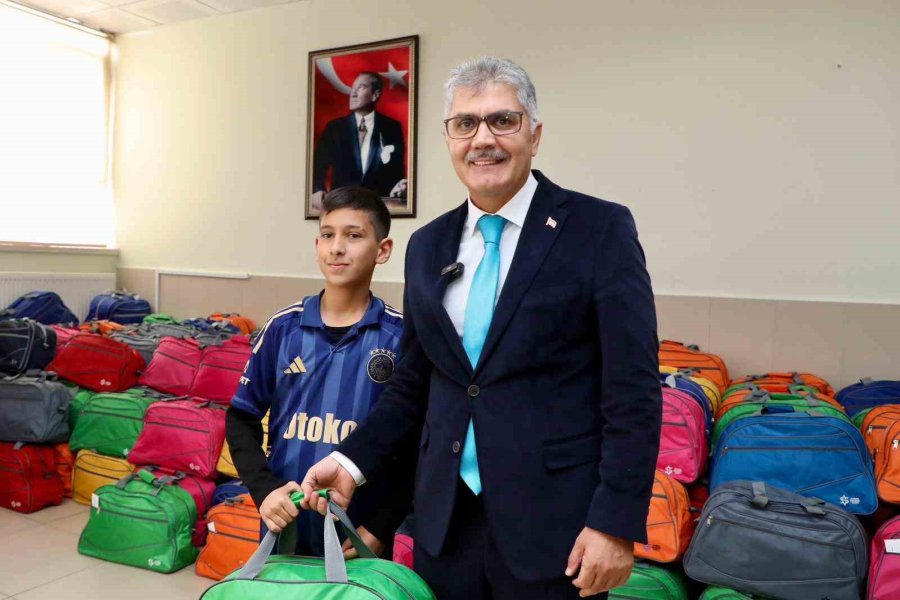 Cumhuriyetin 102. Yılında Öğrencilere Anlamlı Hediye