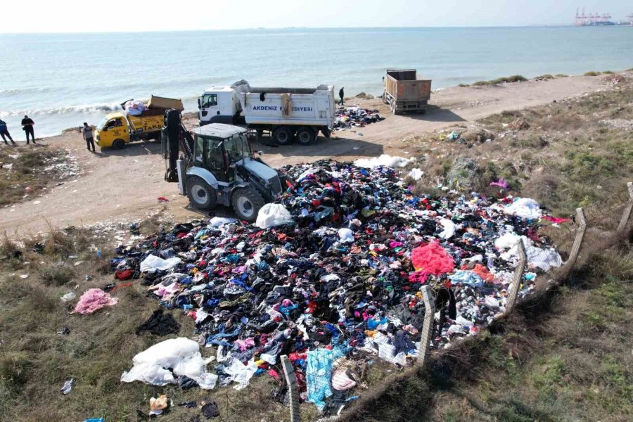 Mersin Sahilinde Tepki Çeken Görüntü: Tonlarca Tekstil Atığı Sahile Döküldü