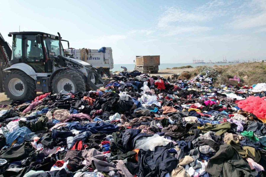 Mersin Sahilinde Tepki Çeken Görüntü: Tonlarca Tekstil Atığı Sahile Döküldü