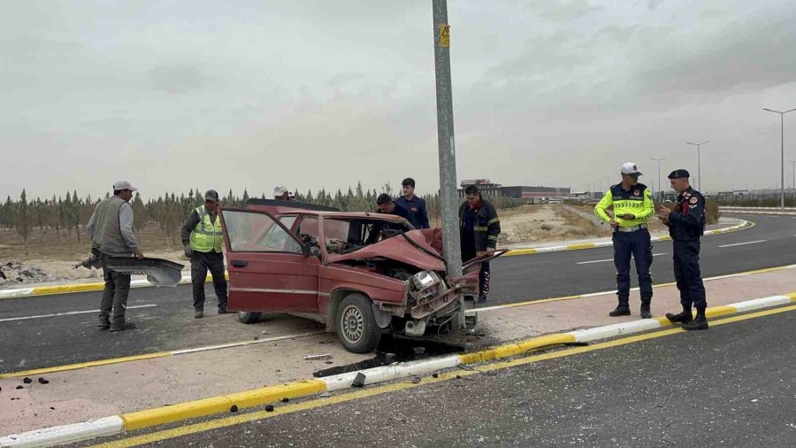 Aydınlatma Direğine Çarpan Otomobil Hurdaya Döndü: 1’i Ağır 2 Yaralı