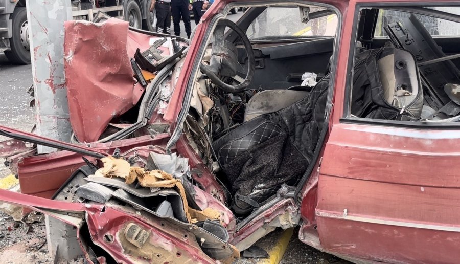 Aydınlatma Direğine Çarpan Otomobil Hurdaya Döndü: 1 Ölü, 1 Yaralı