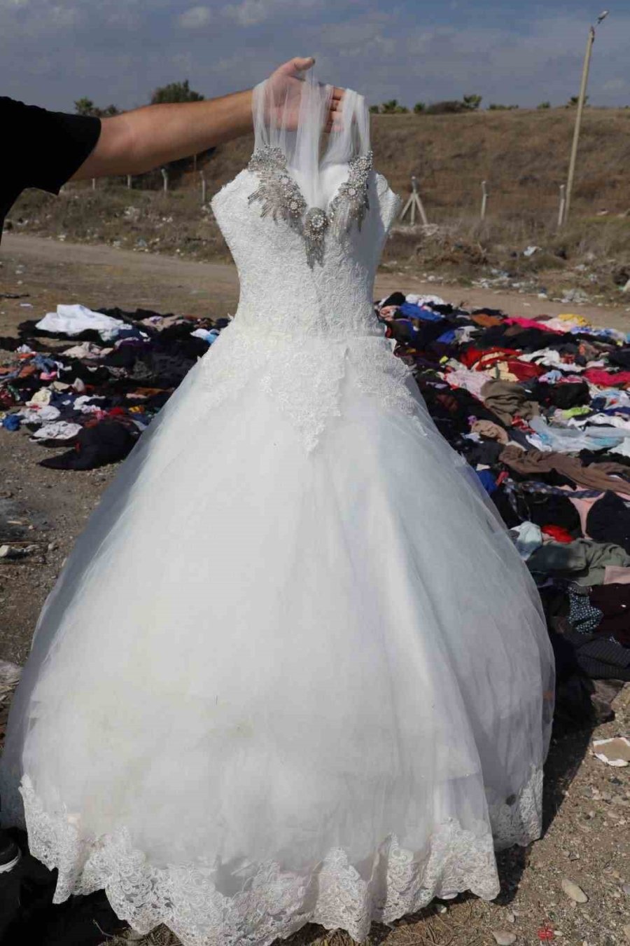 Mersin Sahilinde Tepki Çeken Görüntü: Tonlarca Tekstil Atığı Sahile Döküldü