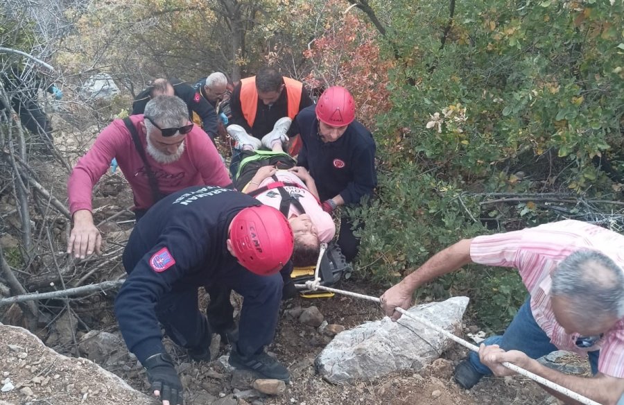 Karaman’da Otomobil Uçuruma Yuvarlandı: 3 Yaralı