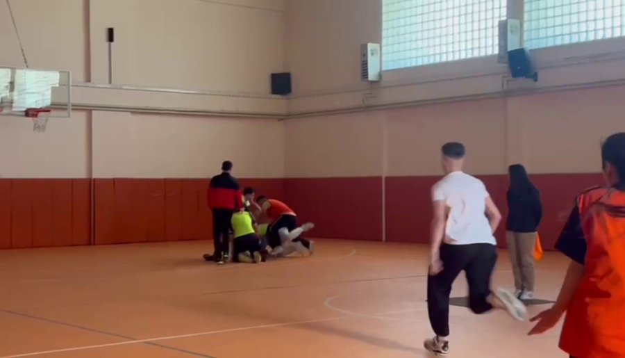 Okulda Başlayan Kavga Okul Dışına Taştı, Liseli Çocuk Bıçaklandı