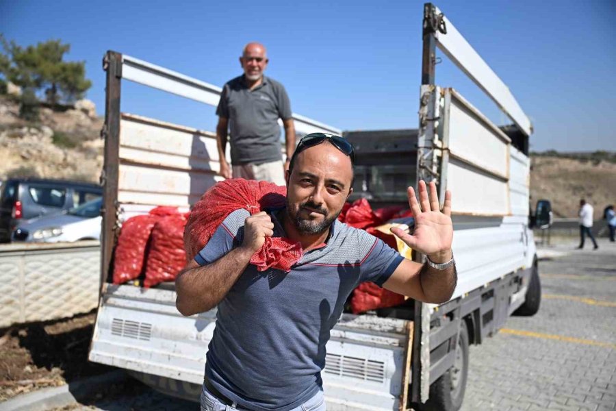 Mersin’de Üreticiye Güneş Paneli, Sıvı Gübre Ve Nergis Soğanı Desteği
