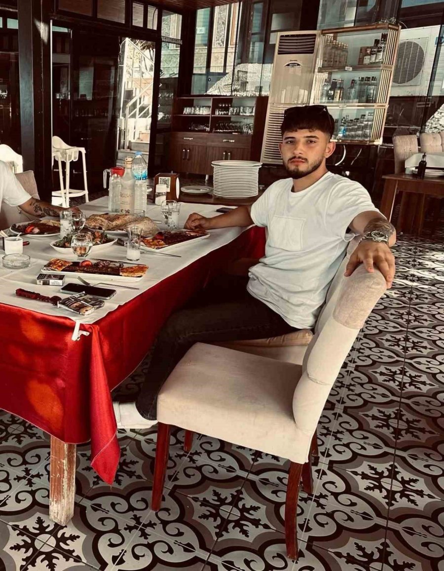 Tarsus’ta Otomobille Çarpışan Motosikletli Hayatını Kaybetti