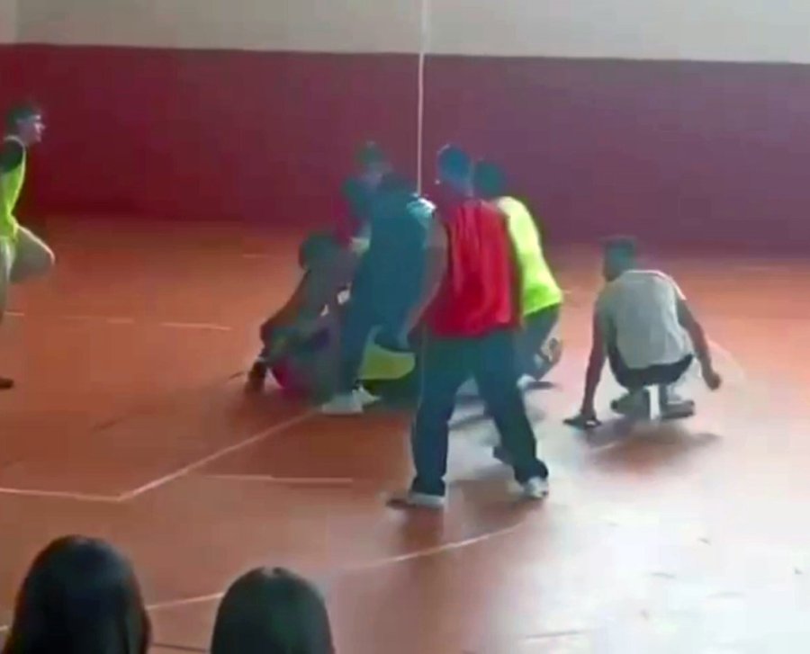 Okulda Başlayan Kavga Okul Dışına Taştı, Liseli Çocuk Bıçaklandı