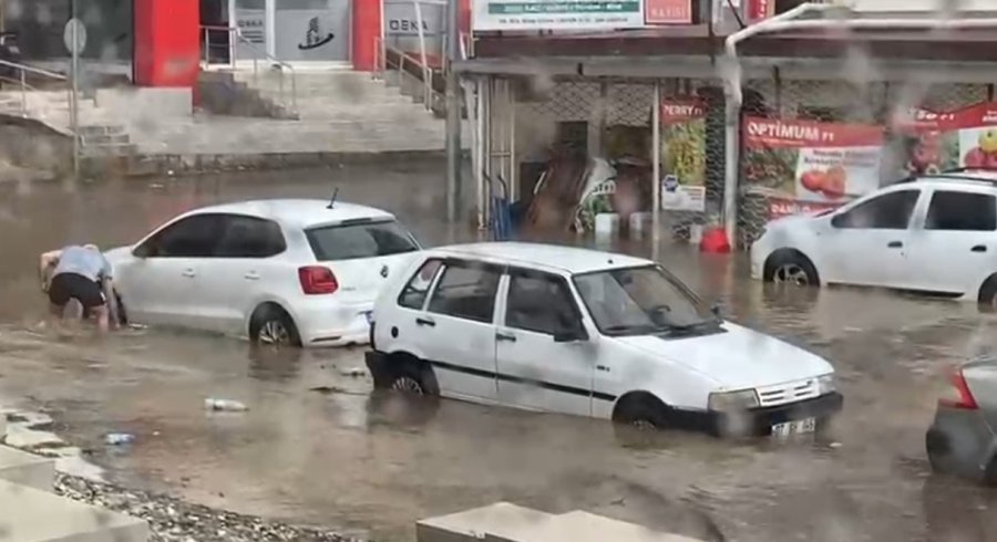 Antalya’da Sağanak Yolları Göle Döndürdü, Araçlar Mahsur Kaldı