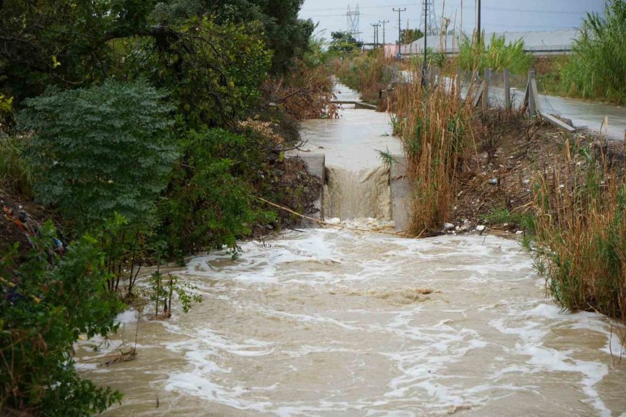 Antalya’da Sağanak Seraları Da Vurdu