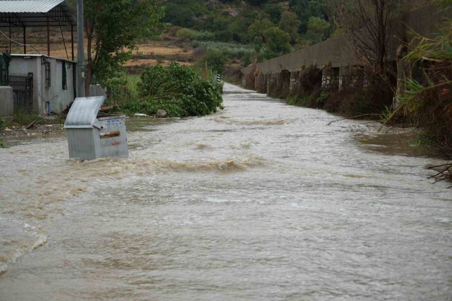 Antalya’da Sağanak Seraları Da Vurdu