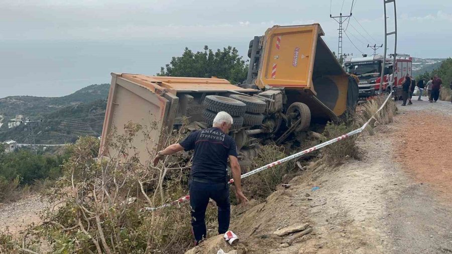 Alanya’da Freni Boşalan Kum Yüklü Kamyon Dehşeti: 1 Ölü, 1 Yaralı