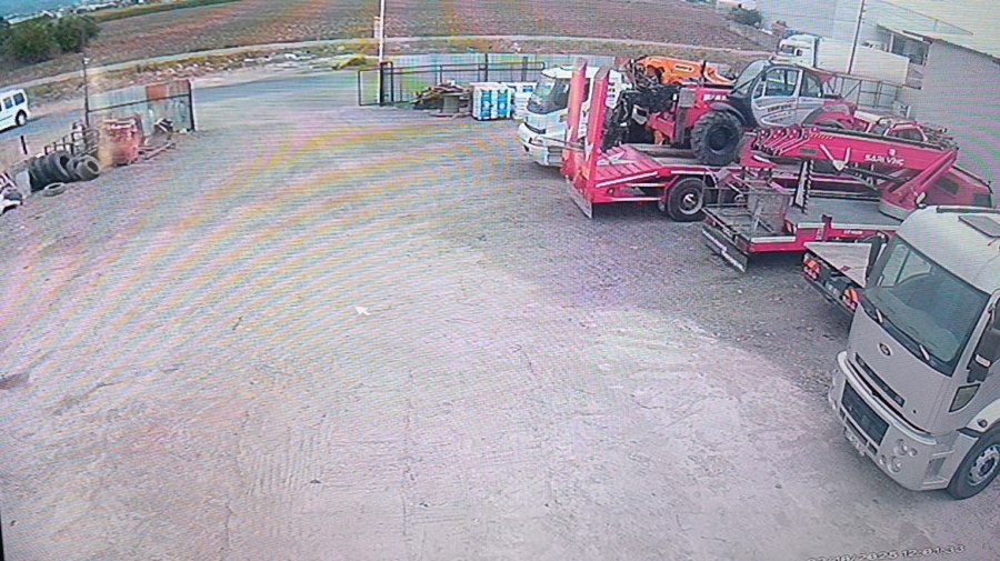 Antalya’da ’u’ Dönüşü Yapan Hafif Ticari Araçla Otomobil Çarpıştı: 1 Yaralı